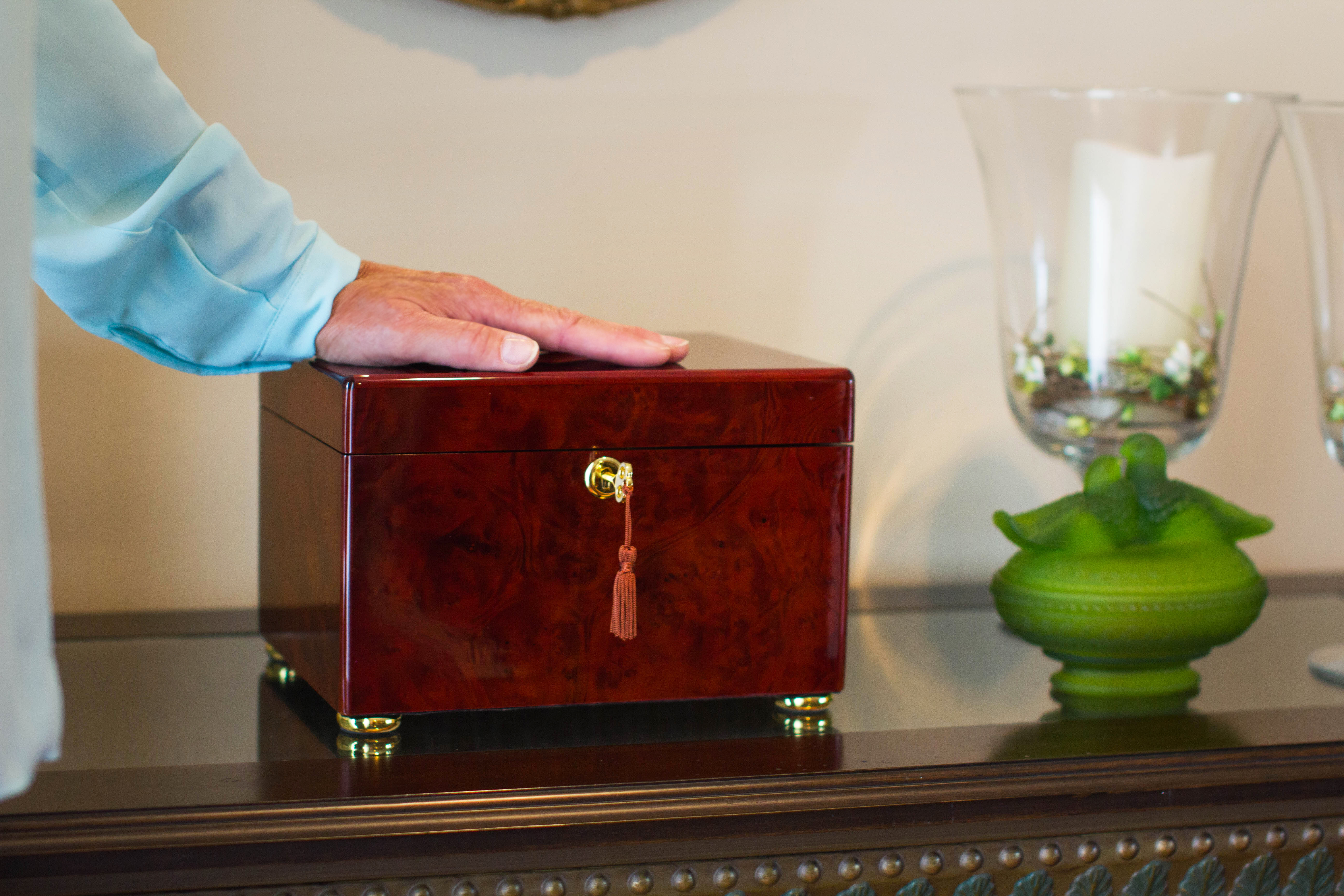 Urn Choices that Include Mementos